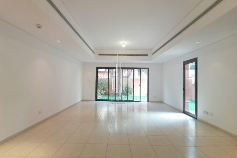 Villa in Abu Dhabi Gate City, UAE 4 bedrooms, 332.4 sq.m. № 572803 - photo 7
