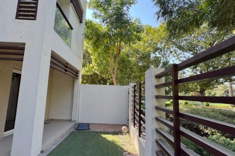 Ras Al Khaimah, UAE의 판매용 타운하우스 침실 2개, 174제곱미터 번호 735210 - 사진 3