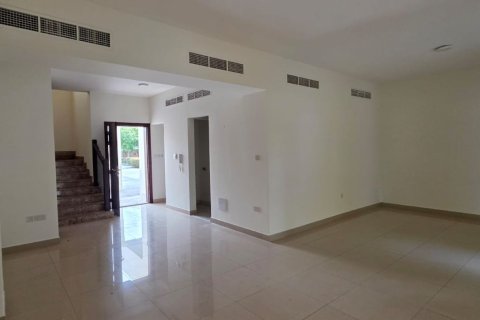 Ras Al Khaimah, UAE의 판매용 타운하우스 침실 2개, 174제곱미터 번호 735210 - 사진 2