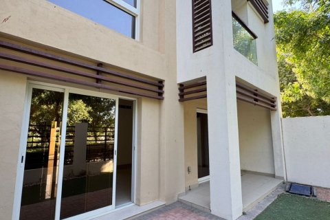 Ras Al Khaimah, UAE의 판매용 타운하우스 침실 2개, 174제곱미터 번호 735210 - 사진 1