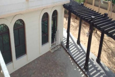 Вилла Аль-Батин, Абу-Даби, БАӘ-да 6 жатын бөлмелер, 1800 м² № 549011 - фото 1