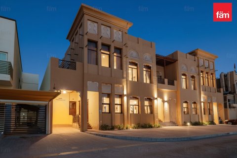 Villa te huur in Al Barsha, Dubai, VAE 6 slaapkamers, 1156 vr.m., nr 679961 - foto 1