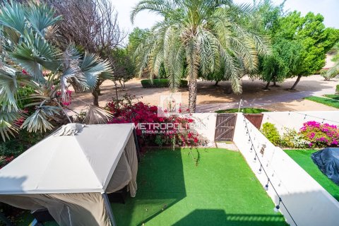 Townhouse in Arabian Ranches, Dubai, UAE 2 bedrooms, 242 sq.m. № 592675 - photo 14
