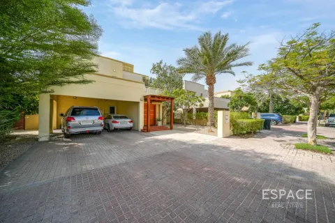 Müüa villa asukohaga Meadows, Dubai, AÜE: 3 magamistoaga, 287 m² Nr 737882 - pilt 1