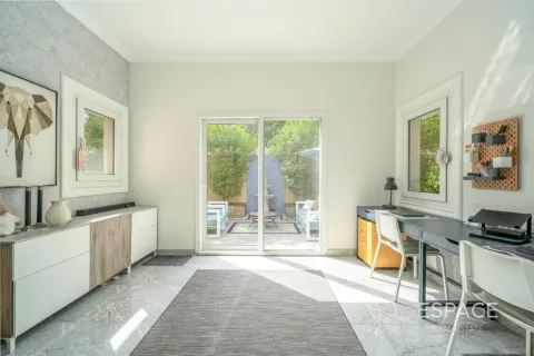 Müüa villa asukohaga Meadows, Dubai, AÜE: 3 magamistoaga, 287 m² Nr 737882 - pilt 12