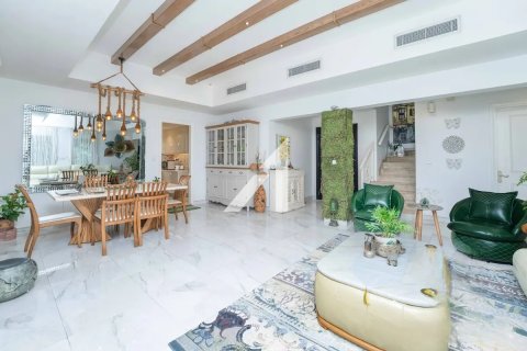 Vilë në Dubai, Emiratet e Bashkuara Arabe 4 dhoma gjumi, 581.5 m2. № 646438 - Foto 1