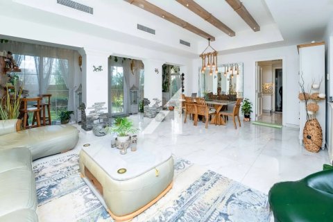 Vilë në Dubai, Emiratet e Bashkuara Arabe 4 dhoma gjumi, 581.5 m2. № 646438 - Foto 2