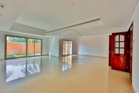 Villa en alquiler en Abu Dhabi, EAU 4 dormitorios, 322 m2 № 663003 - foto 1