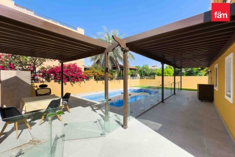 Vilă de închiriat în Dubai, EAU 5 dormitoare, 561 mp. №694335 - poză 17