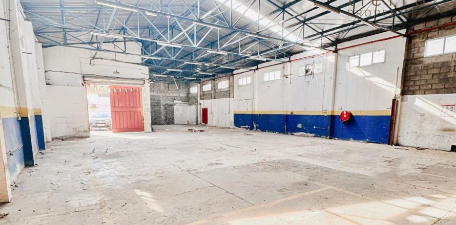 Warehouse in Deira, Dubai, UAE 696.8 sq.m. № 571574