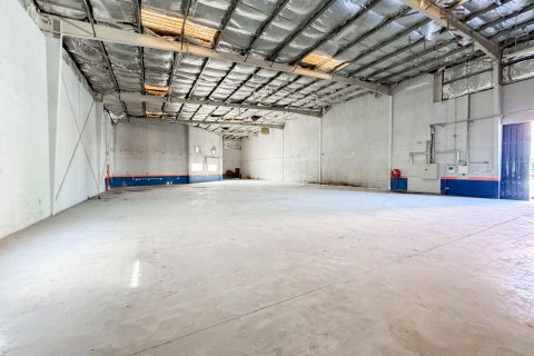 Warehouse in Al Qusais, Dubai, UAE 743.2 sq.m. № 571569 - photo 2