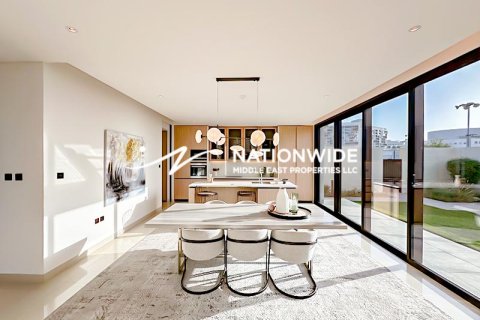 Vila v Abu Dhabi, SAE 4 spálne, 720 m2 č. 679231 - Fotografia 3