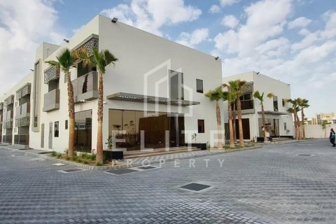 Building in Dubai, UAE 4792 sq.m. № 620133 - photo 5