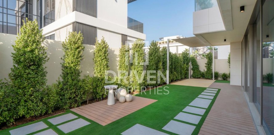 Villa a Jumeirah, Dubai, EAU 5 camere da letto, 585 mq. № 653223