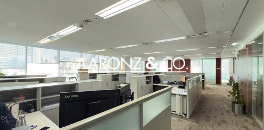 Oficina en Sheikh Zayed Road, Dubai, EAU 557 m² № 693686