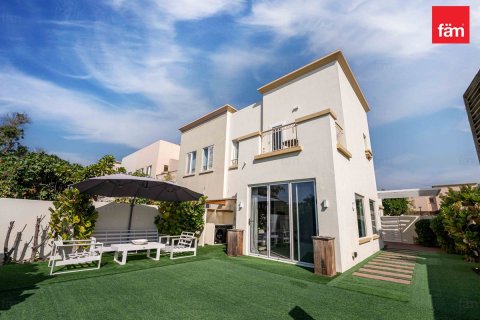 Vilë në Dubai, Emiratet e Bashkuara Arabe 2 dhoma gjumi, 250 m2. № 682046