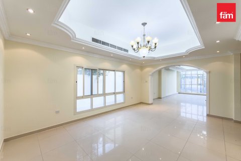 Villa in Al Barsha, Dubai, UAE 5 bedrooms, 1394 sq.m. № 682043 - photo 2
