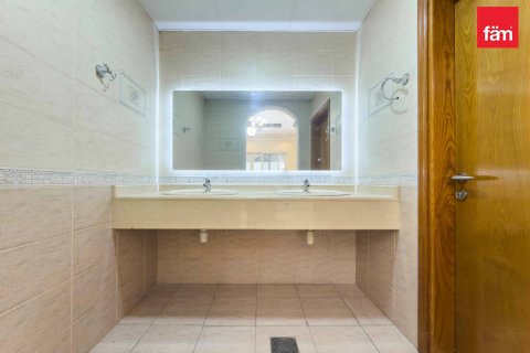 Villa in Al Barsha, Dubai, UAE 5 bedrooms, 1394 sq.m. № 682043 - photo 9