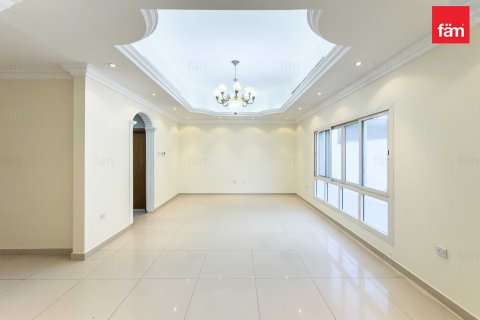 Villa in Al Barsha, Dubai, UAE 5 bedrooms, 1394 sq.m. № 682043 - photo 17