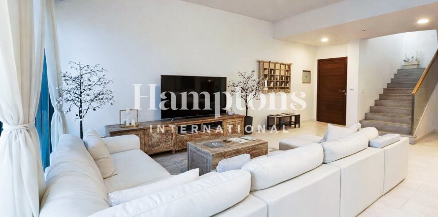 Dubai Land、Dubai、UAEにあるタウンハウス 3ベッドルーム、160.908 m2 No694861