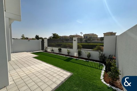 Villa in Dubai Land, Dubai, UAE 4 bedrooms, 230 sq.m. № 668398 - photo 2