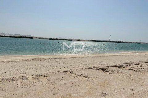 Land in Abu Dhabi, UAE 2999.9 sq.m. № 555156 - photo 1