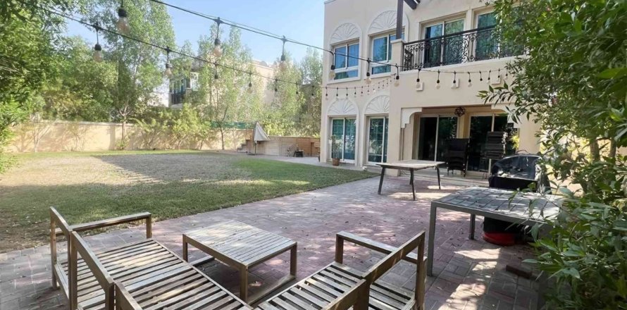 Vilë në Jumeirah Village Triangle, Dubai, Emiratet e Bashkuara Arabe 2 dhoma gjumi, 250 m2. № 695943