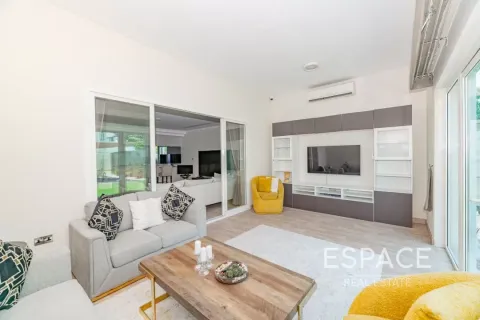 Зняти в оренду віллу в Jumeirah Park, Дубай, ОАЕ 4 спальні, 403м2, № 670198 - фото 7