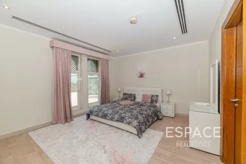 Зняти в оренду віллу в Jumeirah Park, Дубай, ОАЕ 4 спальні, 403м2, № 670198 - фото 11