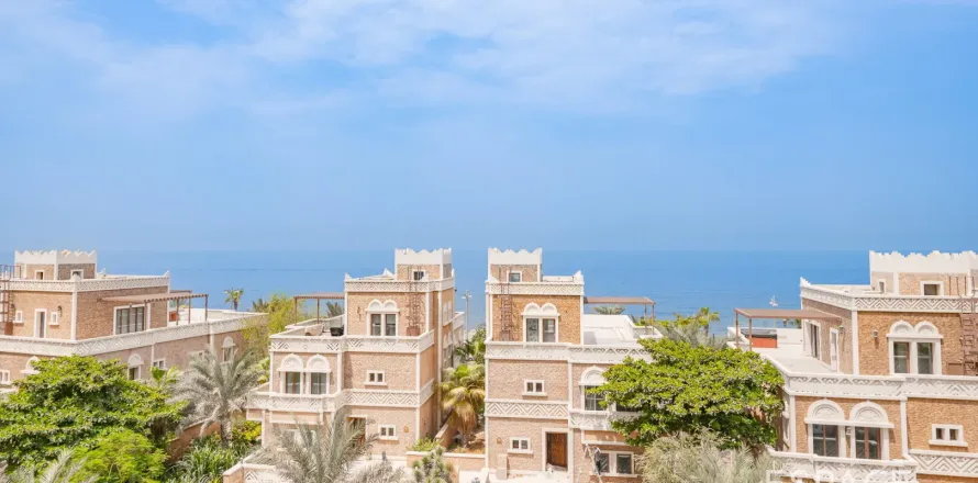 Apartment in BALQIS RESIDENCE in Palm Jumeirah, Dubai, UAE 2 bedrooms, 178 sq.m. № 650439