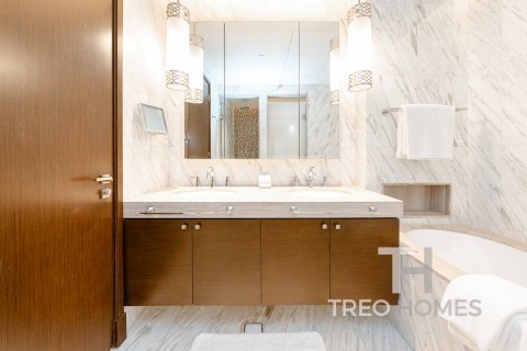 Apartment in Burj Khalifa, Dubai, UAE 3 bedrooms, 186 sq.m. № 586357 - photo 17