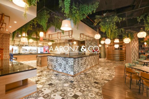Tienda en alquiler en Business Bay, Dubai, EAU 732.9 m2 № 670754 - foto 2