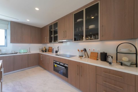 Commercial property in Abu Dhabi, UAE 7 bedrooms, 700 sq.m. № 594007 - photo 9