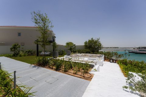 Commercial property in Abu Dhabi, UAE 7 bedrooms, 700 sq.m. № 594007 - photo 30
