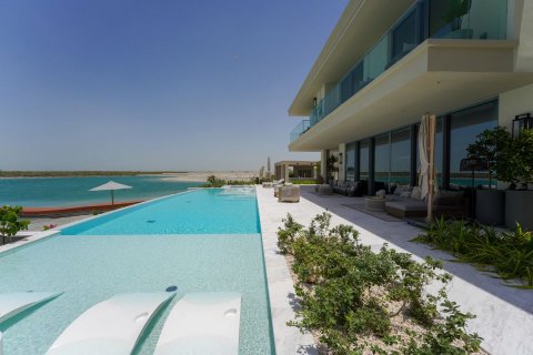 Commercial property in Abu Dhabi, UAE 7 bedrooms, 700 sq.m. № 594007 - photo 29