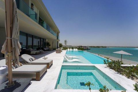Commercial property in Abu Dhabi, UAE 7 bedrooms, 700 sq.m. № 594007 - photo 1