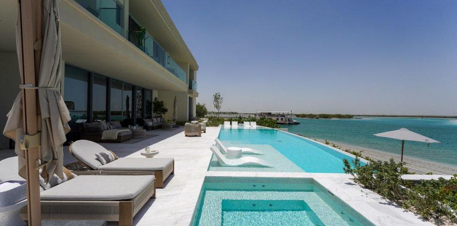 Commercial property in Abu Dhabi, UAE 7 bedrooms, 700 sq.m. № 594007