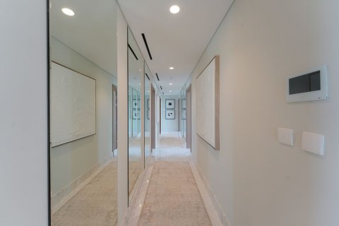 Commercial property in Abu Dhabi, UAE 7 bedrooms, 700 sq.m. № 594007 - photo 12
