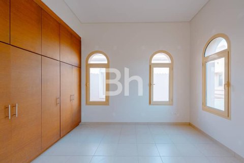Снять в аренду виллу в Халифа-Сити, Абу-Даби, ОАЭ 4 спальни, 557м2, № 616936 - фото 6
