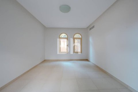 Снять в аренду виллу в Халифа-Сити, Абу-Даби, ОАЭ 4 спальни, 557м2, № 616936 - фото 8