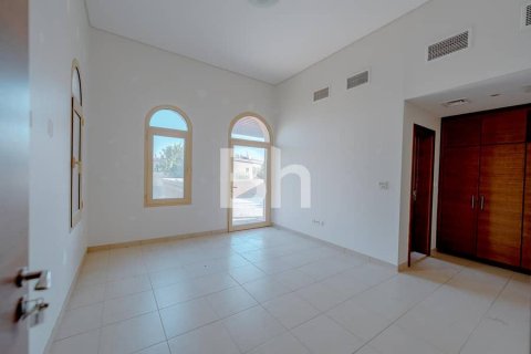 Снять в аренду виллу в Халифа-Сити, Абу-Даби, ОАЭ 4 спальни, 557м2, № 616936 - фото 9