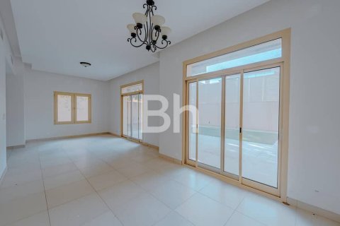 Снять в аренду виллу в Халифа-Сити, Абу-Даби, ОАЭ 4 спальни, 557м2, № 616936 - фото 3