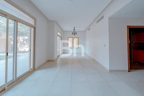 Снять в аренду виллу в Халифа-Сити, Абу-Даби, ОАЭ 4 спальни, 557м2, № 616936 - фото 2