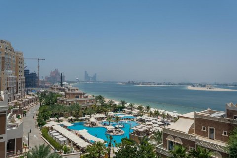 Apartment in Palm Jumeirah, Dubai, UAE 3 bedrooms, 220 sq.m. № 623284 - photo 1