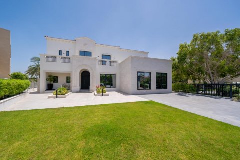 Villa in Jumeirah Islands, Dubai, UAE 4 bedrooms, 550 sq.m. № 623289 - photo 1