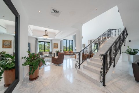 Villa in Jumeirah Islands, Dubai, UAE 4 bedrooms, 550 sq.m. № 623289 - photo 2