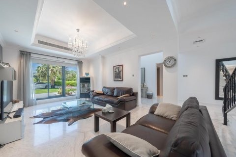 Villa in Jumeirah Islands, Dubai, UAE 4 bedrooms, 550 sq.m. № 623289 - photo 6