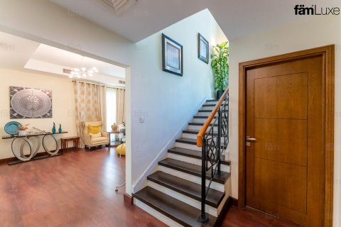 Villa til salgs i Dubai, Emiratene 5 soverom, 817.3 kvm Nr. 715589 - Foto 2