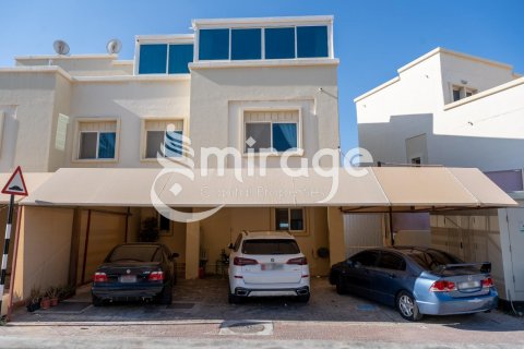 Vilë në Al Reef, Abu Dhabi, Emiratet e Bashkuara Arabe 5 dhoma gjumi, 273.4 m2. № 574418 - Foto 1