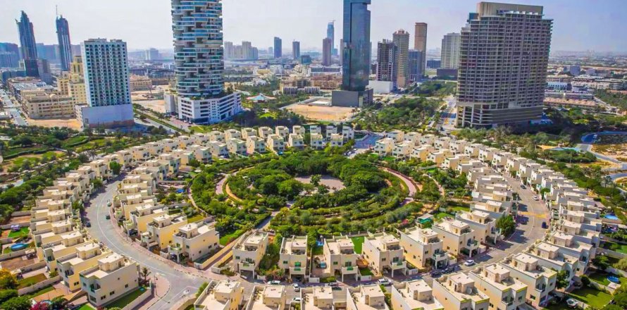 قطعة أرض في دبي 1508 متر مربع . ر قم 691295